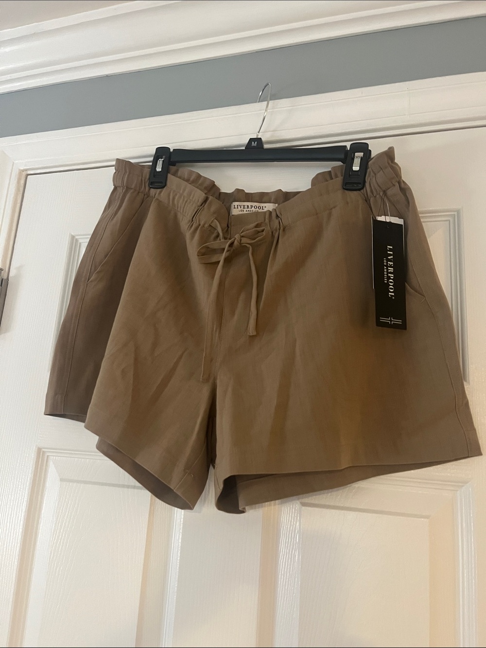 NWT Liverpool Pull On Tie-Waist Drawstring Shorts (3.5”) in Taupe.